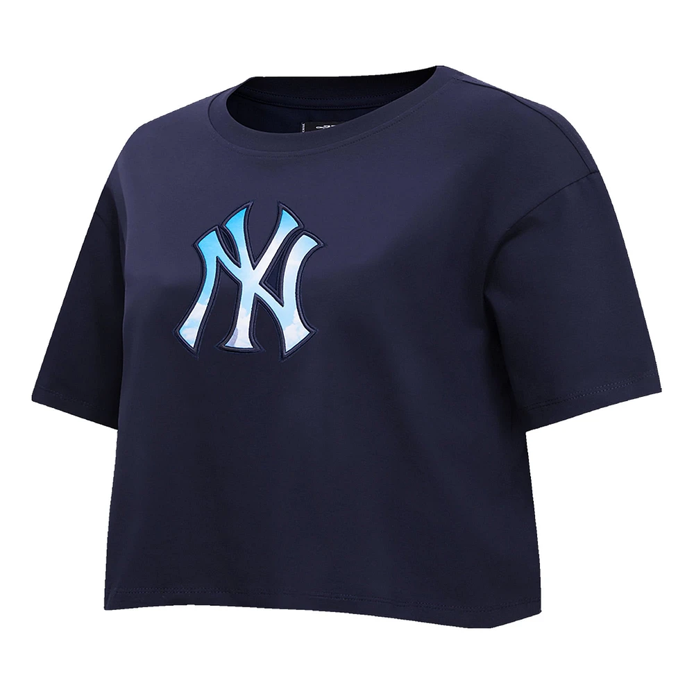 T-shirt court Pro Standard Navy New York Yankees Painted Sky Boxy pour femmes