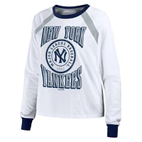 T-shirt blanc à manches longues raglan WEAR by Erin Andrews pour femmes des Yankees de New York