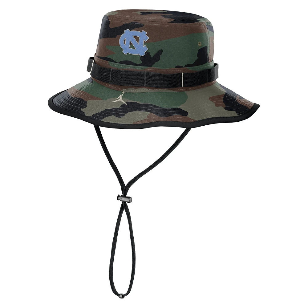 Chapeau seau Apex d'appréciation militaire Jordan Brand Camo North Carolina Tar Heels 2024 pour homme