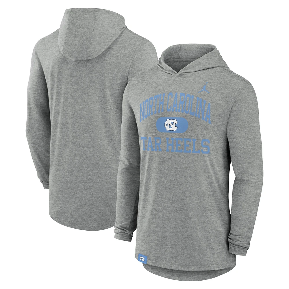 T-shirt à capuche manches longues Jordan Brand Heather Grey North Carolina Tar Heels Blitz pour hommes