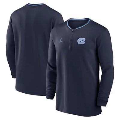 Haut à manches longues demi-zippé pour homme Jordan Brand Navy North Carolina Tar Heels 2024 Sideline Coach Performance