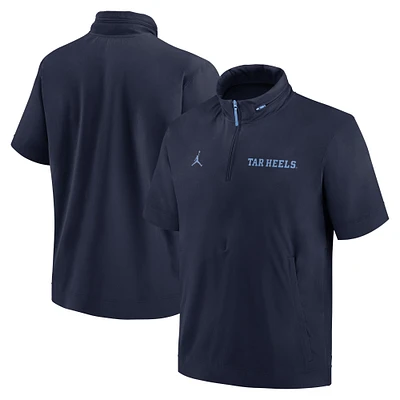 Veste à capuche manches courtes et demi-zip Jordan Brand Navy North Carolina Tar Heels 2024 Sideline Coach pour homme