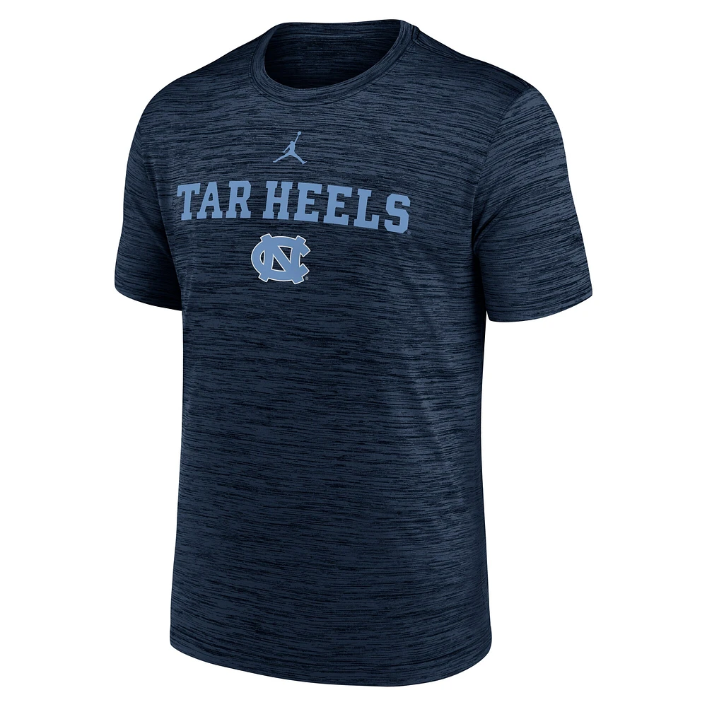 T-shirt Jordan Brand bleu marine pour homme, édition 2025 des North Carolina Tar Heels, Sideline Velocity Performance