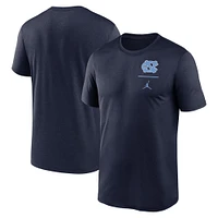 T-shirt Jordan Brand bleu marine pour homme avec logo principal et légende des North Carolina Tar Heels