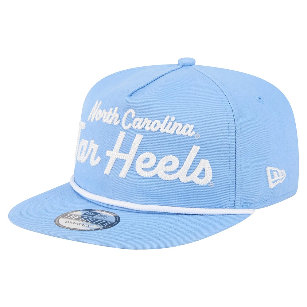 Casquette snapback de golfeur New Era bleu Caroline du Nord Tar Heels Adventure Team Text pour homme