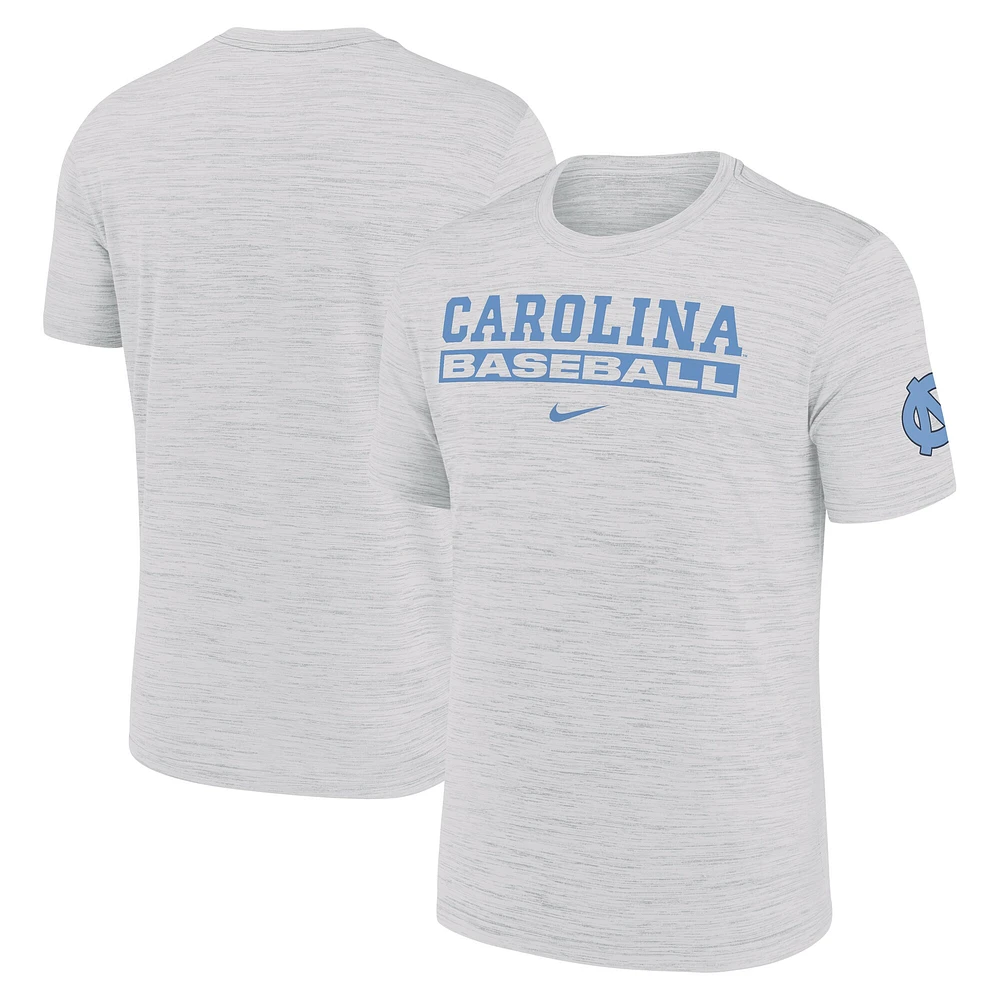 T-shirt Nike North Carolina Tar Heels Velocity Baseball Wordmark Stack Performance pour homme
