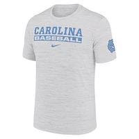 T-shirt Nike North Carolina Tar Heels Velocity Baseball Wordmark Stack Performance pour homme
