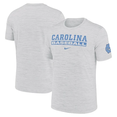 T-shirt Nike North Carolina Tar Heels Velocity Baseball Wordmark Stack Performance pour homme