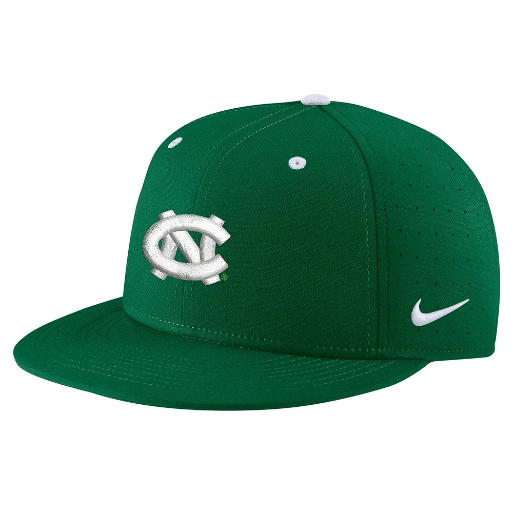 Casquette de performance ajustée Nike Green North Carolina Tar Heels pour la Saint-Patrick hommes