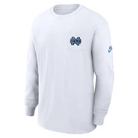 T-shirt à manches longues et poche Nike North Carolina Tar Heels Legacy Max90 pour homme, blanc