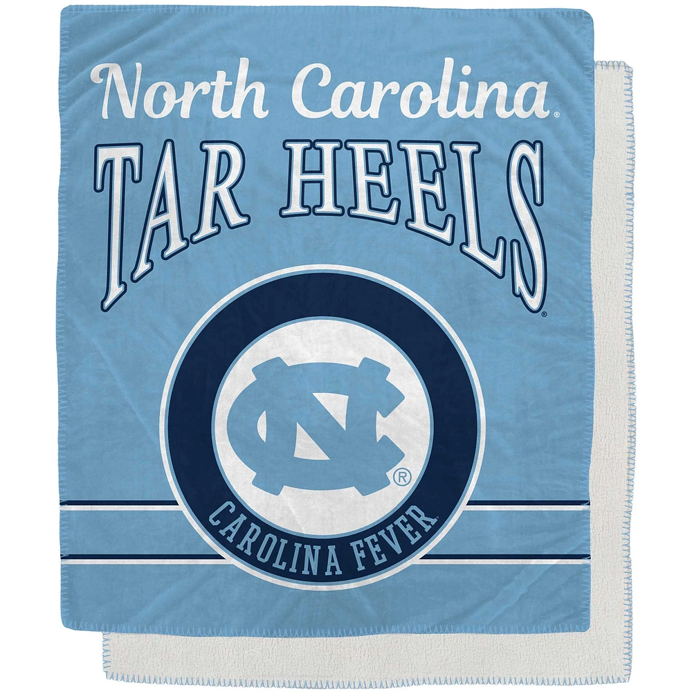 North Carolina Tar Heels Couverture Sherpa en flanelle polaire avec emblème rétro 127 x 152,4 cm