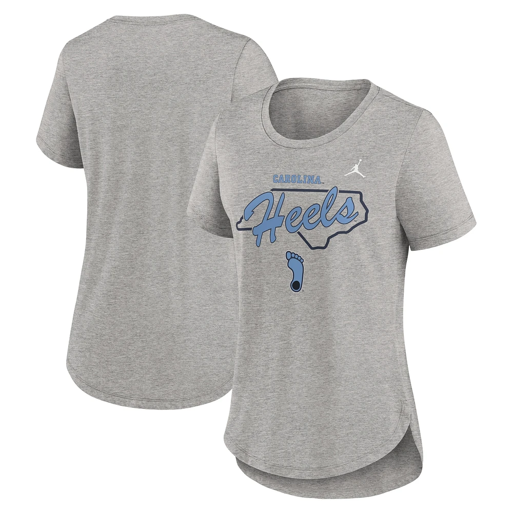 T-shirt Jordan Brand Heather Grey North Carolina Tar Heels pour femme avec logo tri-blend sur le campus local