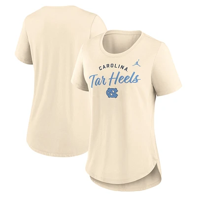 T-shirt tri-blend marron Jordan Brand pour femme avec logo script des Tar Heels de Caroline du Nord