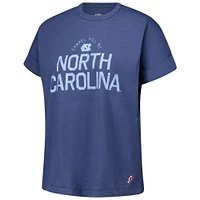 T-shirt à revers roulés bleu marine des Tar Heels de Caroline du Nord pour femmes la ligue universitaire