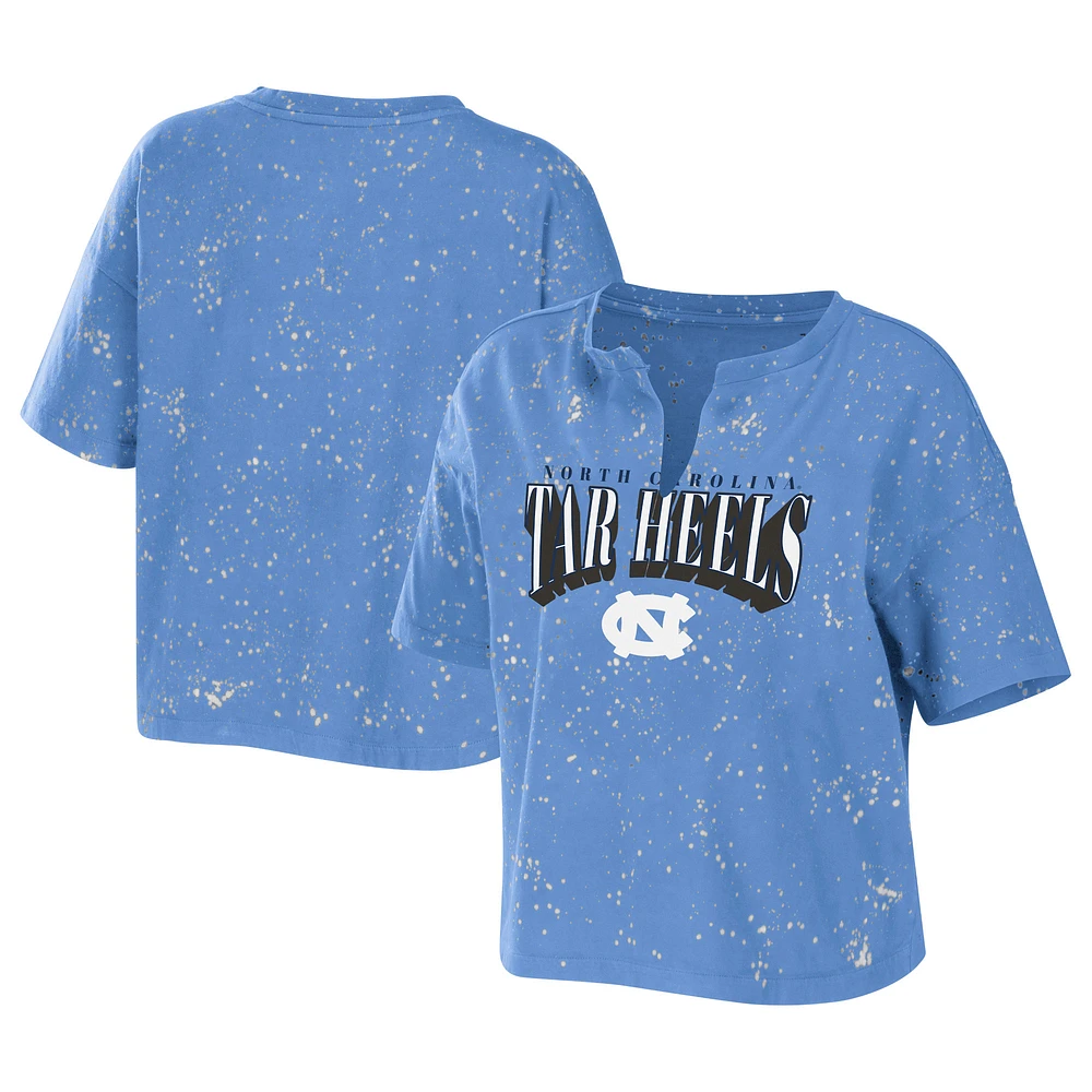 Women's WEAR by Erin Andrews Carolina Blue North Tar Heels T-shirt court à col cranté et délavé l'eau de javel