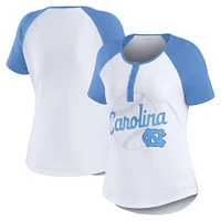 WEAR by Erin Andrews T-shirt blanc avec logo de baseball Tar Heels Caroline du Nord Raglan Henley pour femmes