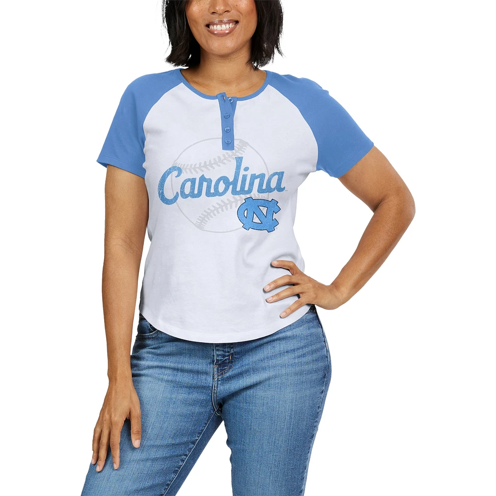 WEAR by Erin Andrews T-shirt blanc avec logo de baseball Tar Heels Caroline du Nord Raglan Henley pour femmes