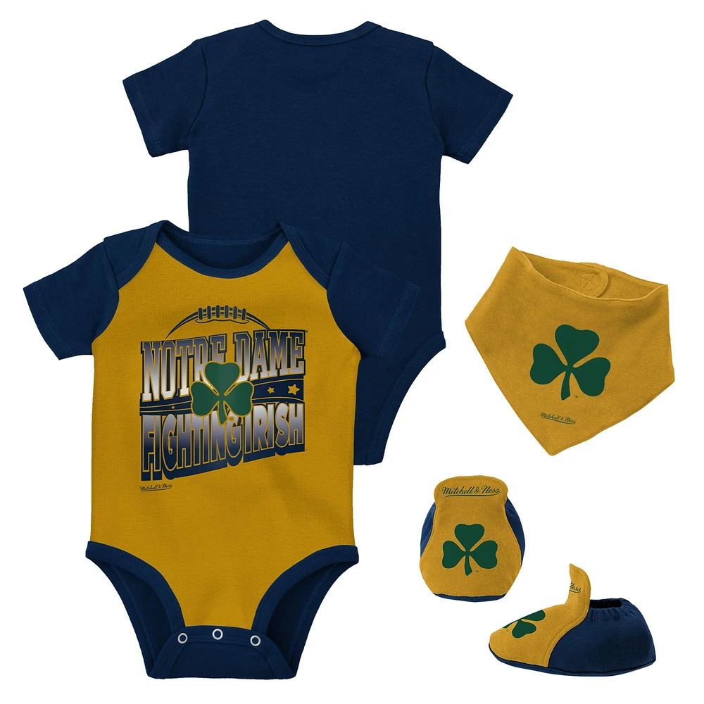 Ensemble de 3 bodys, bavoirs et chaussons Mitchell & Ness Notre Dame Fighting Irish pour bébé, bleu marine/or