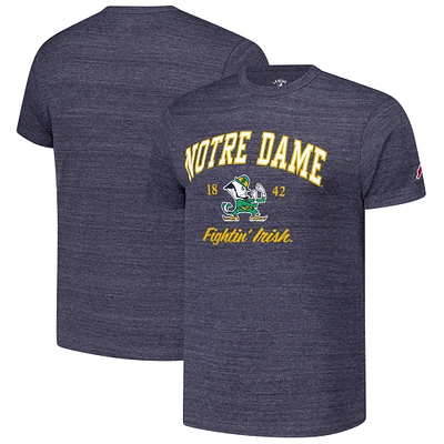 T-shirt à trois mélanges Victory Falls avec inscription Arch Script de Notre Dame Fighting Irish pour homme la Ligue universitaire Heather Navy