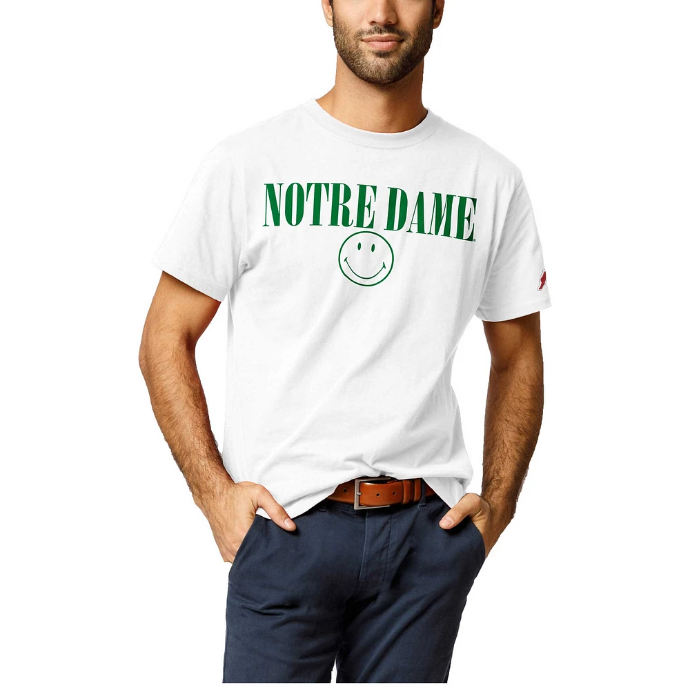 League Collegiate Wear pour hommes T-shirt blanc Notre Dame Fighting Irish Smiley All American