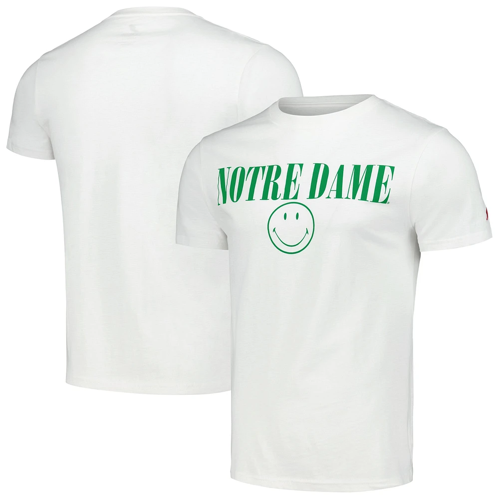 League Collegiate Wear pour hommes T-shirt blanc Notre Dame Fighting Irish Smiley All American