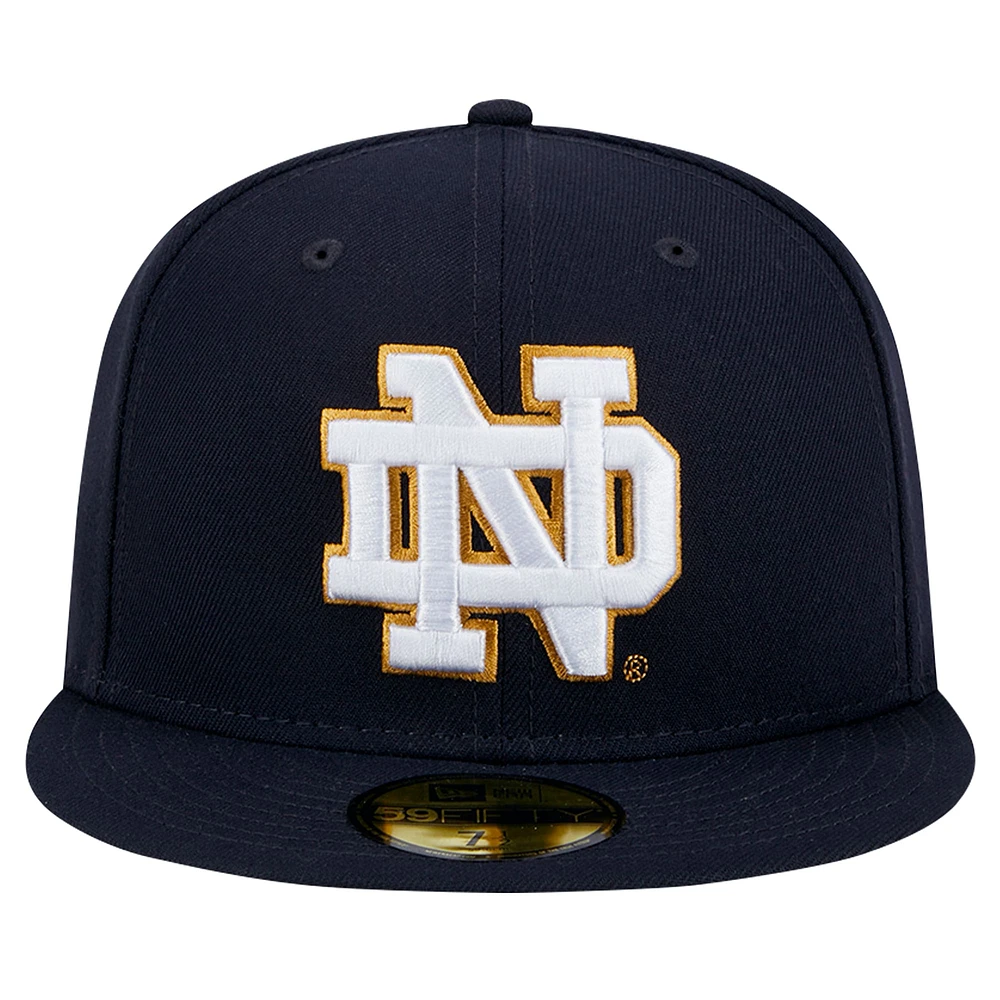 Casquette ajustée Evergreen 59FIFTY pour homme New Era bleu marine Notre Dame Fighting Irish
