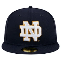 Casquette ajustée Evergreen 59FIFTY pour homme New Era bleu marine Notre Dame Fighting Irish