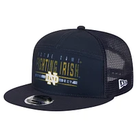 Casquette camionneur New Era bleu marine à panneau fendu 9FIFTY Snapback pour homme, motif Fighting Irish de Notre Dame