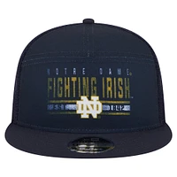 Casquette camionneur New Era bleu marine à panneau fendu 9FIFTY Snapback pour homme, motif Fighting Irish de Notre Dame