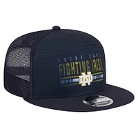 Casquette camionneur New Era bleu marine à panneau fendu 9FIFTY Snapback pour homme, motif Fighting Irish de Notre Dame