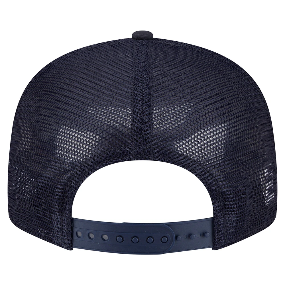 Casquette camionneur New Era bleu marine à panneau fendu 9FIFTY Snapback pour homme, motif Fighting Irish de Notre Dame