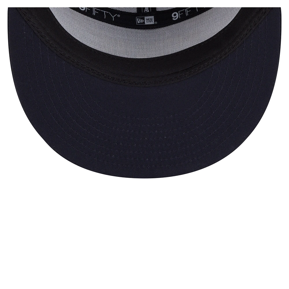 Casquette camionneur New Era bleu marine à panneau fendu 9FIFTY Snapback pour homme, motif Fighting Irish de Notre Dame