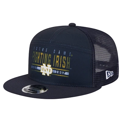 Casquette camionneur New Era bleu marine à panneau fendu 9FIFTY Snapback pour homme, motif Fighting Irish de Notre Dame