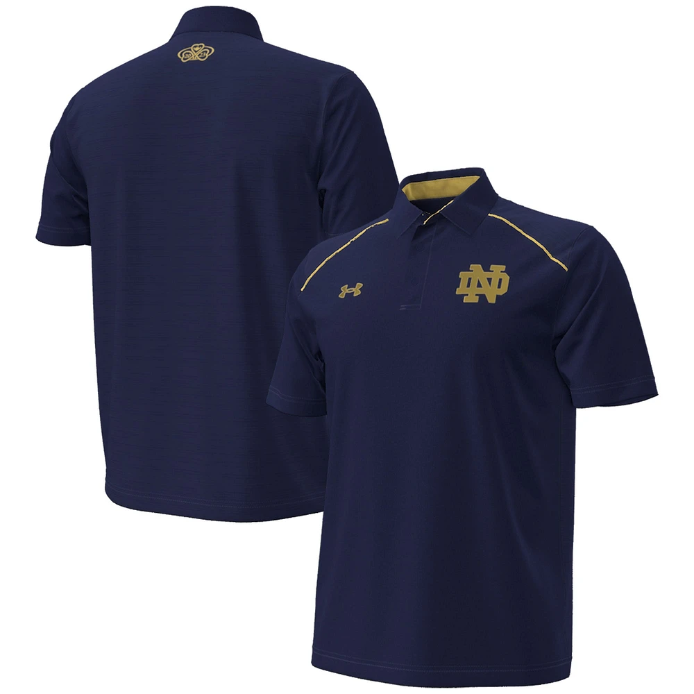 Polo classique de football universitaire Under Armour Notre Dame Fighting Irish 2023 Aer Lingus pour homme