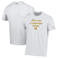 T-shirt blanc Under Armour Notre Dame Fighting Irish PLACT Gold Rush Performance pour hommes