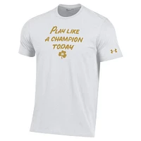 T-shirt blanc Under Armour Notre Dame Fighting Irish PLACT Gold Rush Performance pour hommes