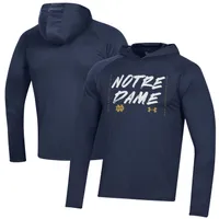 Under Armour Navy Notre Dame Fighting Irish 2023 On Court Bench Shooting T-shirt à capuche manches longues