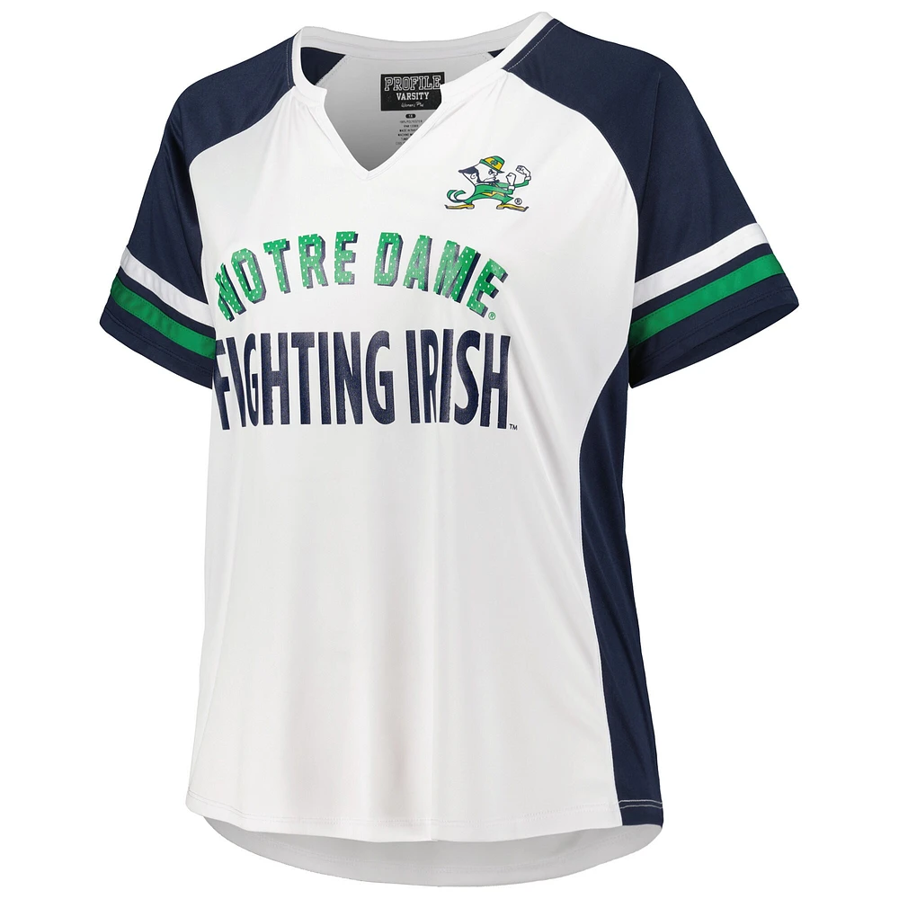 T-shirt blanc Notre Dame Fighting Irish grande taille à rayures et encolure raglan pour femme