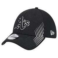 Men's New Era Black Oakland Athletics Active Dash Mark 39THIRTY Flex Hat