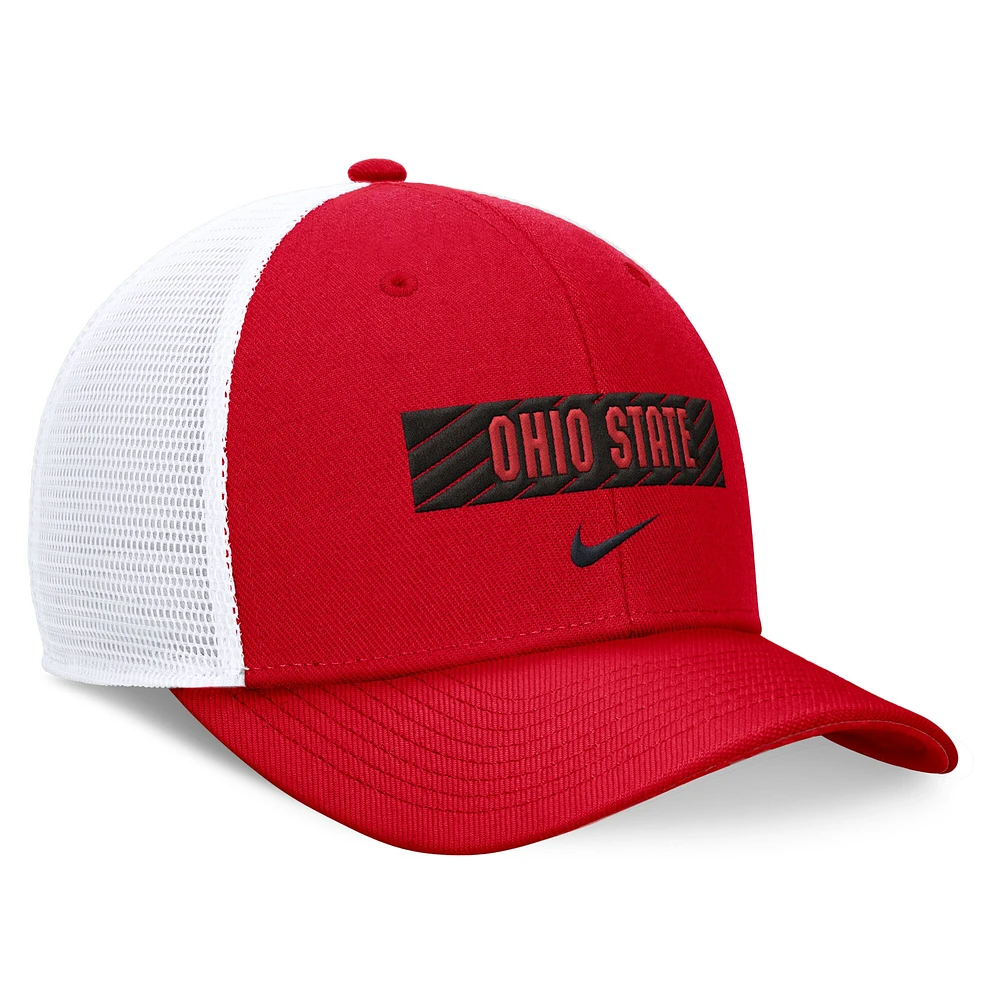 Casquette ajustable Nike Scarlet/White Ohio State Buckeyes 2024 Sideline Trucker pour homme