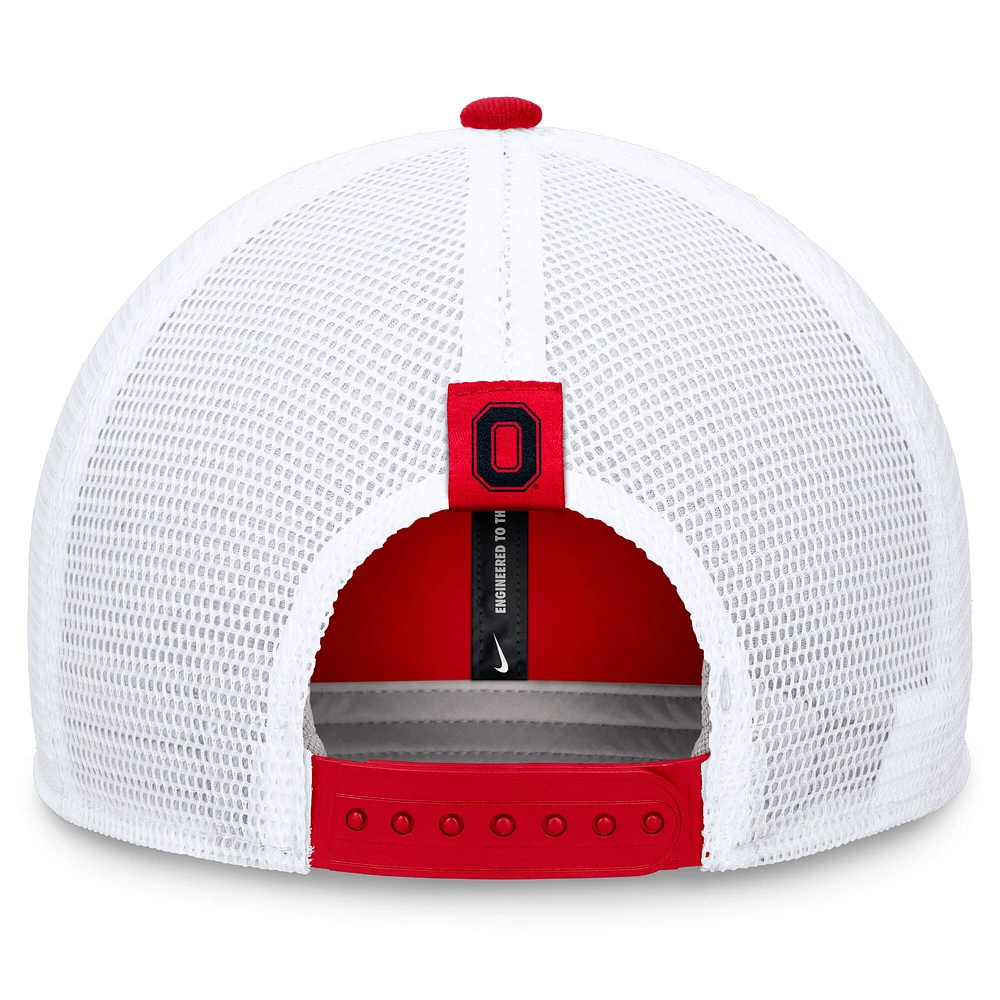 Casquette ajustable Nike Scarlet/White Ohio State Buckeyes 2024 Sideline Trucker pour homme