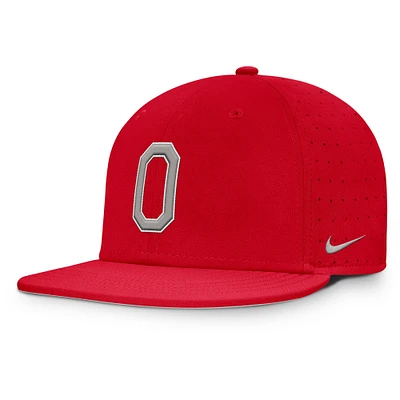Casquette ajustée True Performance On-Field Dugout des Ohio State Buckeyes de Nike Scarlet pour homme