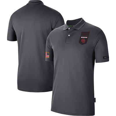 Polo Oklahoma Sooners Victory Military Appreciation Performance de Jordan Brand pour homme, anthracite