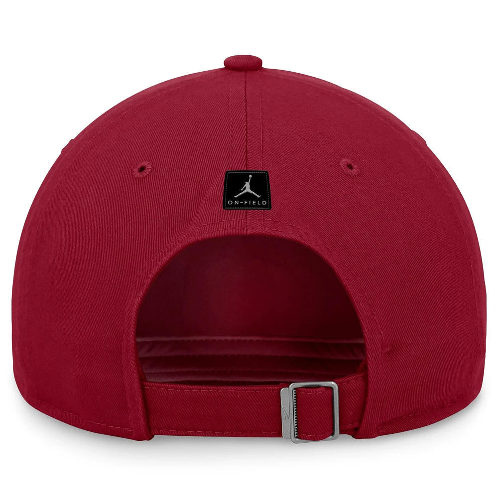 Casquette réglable Jordan Brand Crimson Oklahoma Sooners 2024 On-Field Club pour homme