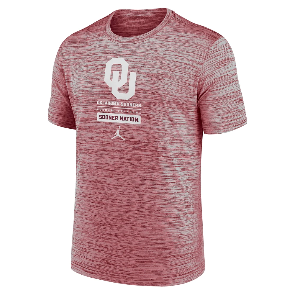 T-shirt Jordan Brand Crimson Oklahoma Sooners Campus Center Block Velocity Performance pour homme