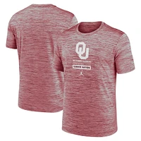 T-shirt Jordan Brand Crimson Oklahoma Sooners Campus Center Block Velocity Performance pour homme