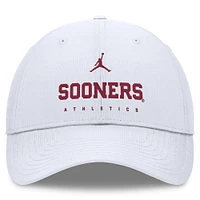 Casquette ajustable Jordan Brand Oklahoma Sooners 2024/25 On-Field Club Performance pour homme, blanche