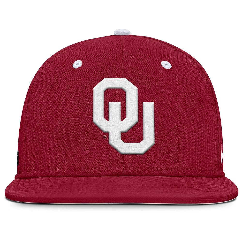 Casquette ajustée Nike Crimson Oklahoma Sooners On-Field Dugout True Performance pour homme