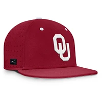 Casquette ajustée Nike Crimson Oklahoma Sooners On-Field Dugout True Performance pour homme
