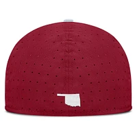 Casquette ajustée Nike Crimson Oklahoma Sooners On-Field Dugout True Performance pour homme